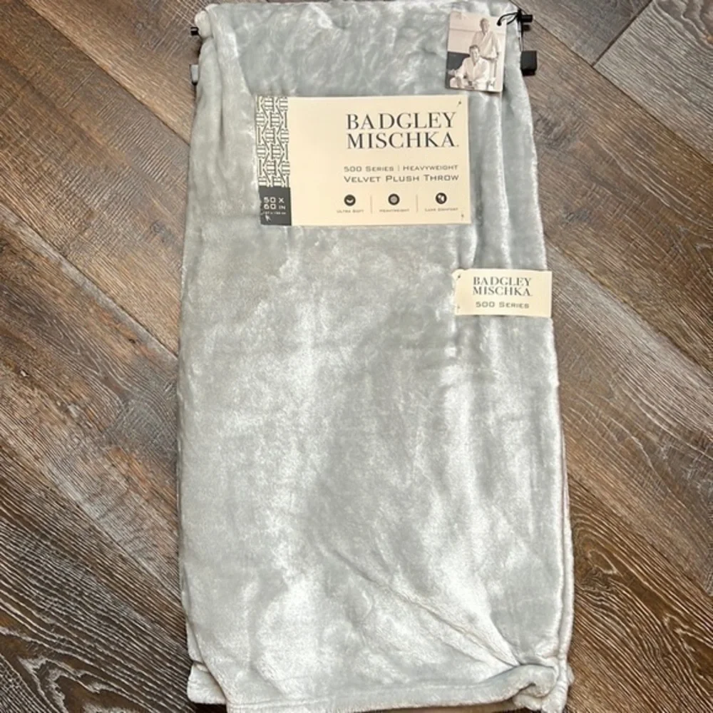 Badgley Mischka - ‘Velvet 500 Series’ plush throw. 50”x 60”. NWT.